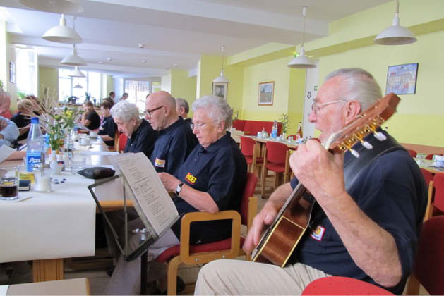 Der Singkreis probt gemeinsam