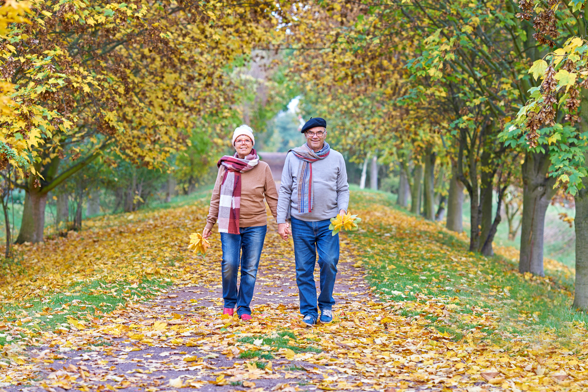 glÃ¼ckliches, gesundes Seniorenpaar im Herbst